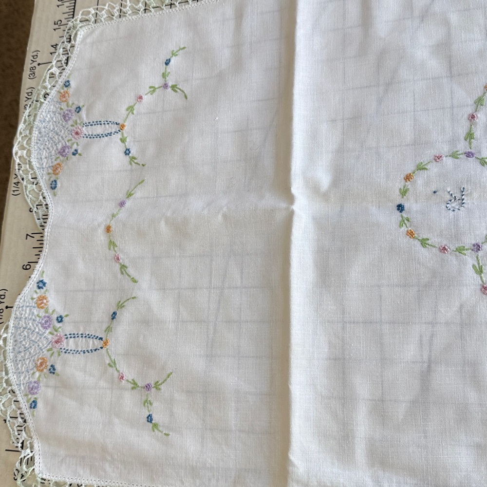 Vintage Spring Kitchen Linens Lot, 2 tablecloths, 2 table runners - Picture 12 of 16